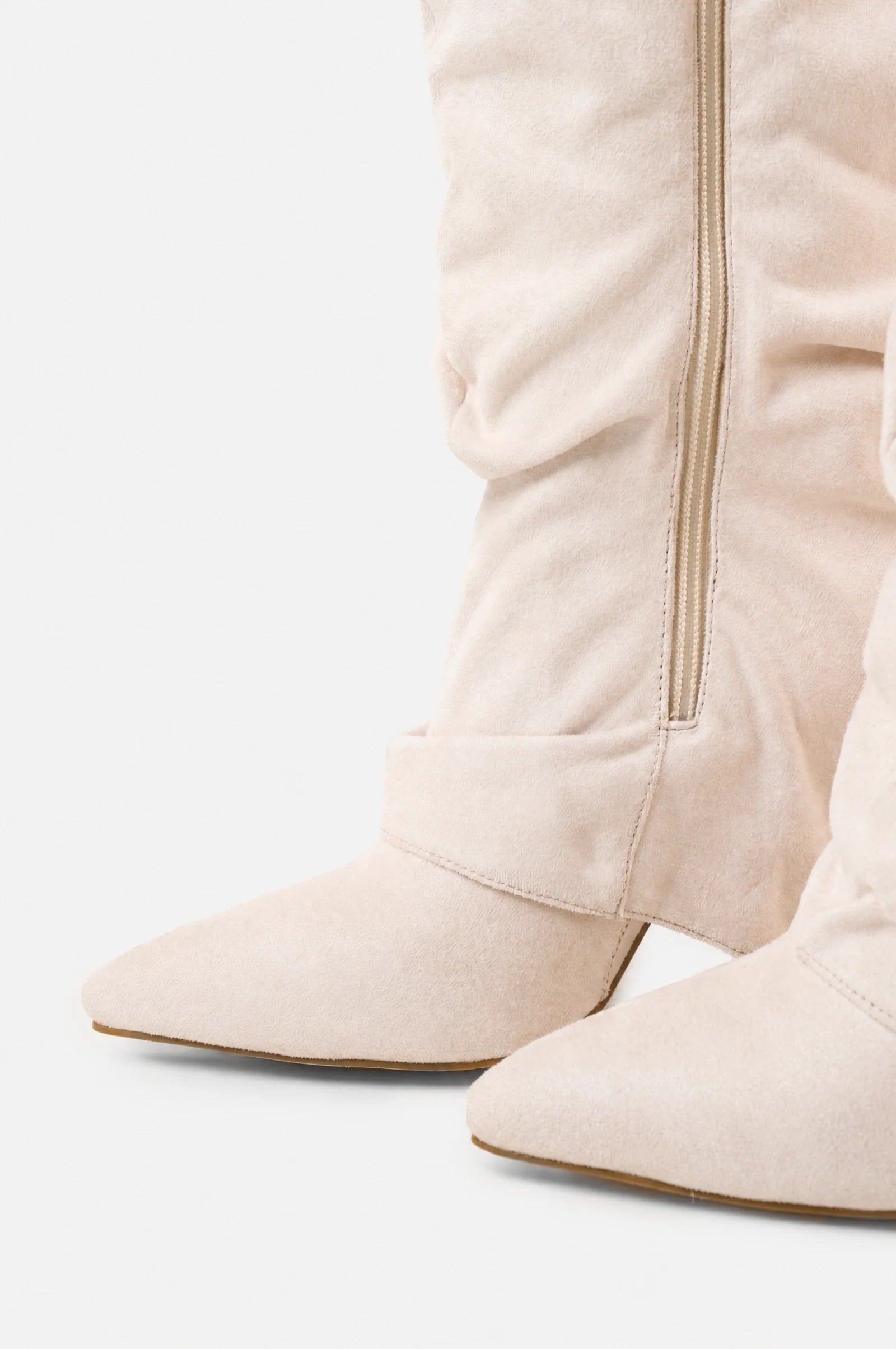 AVASÉ - Slouchy Suede Boots
